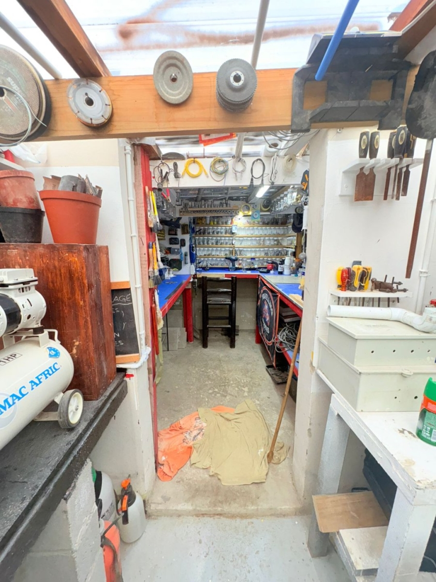 7 Bedroom Property for Sale in Sunnyridge Eastern Cape